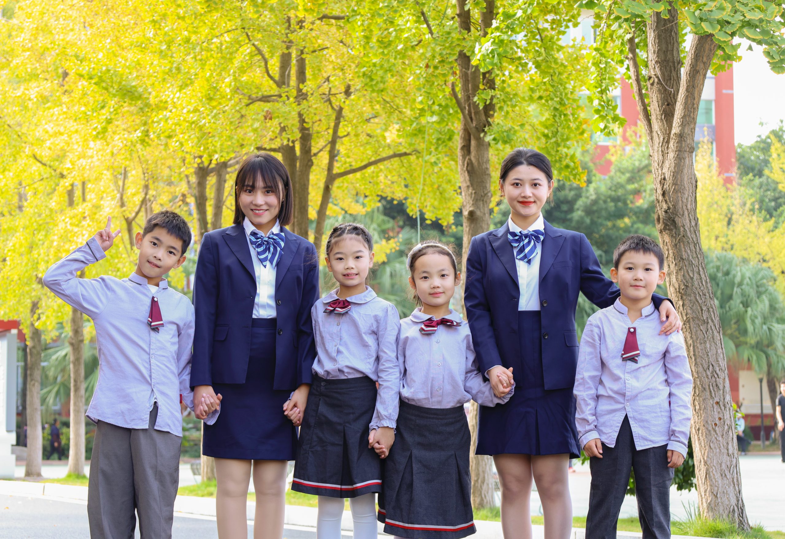 培養具有(yǒu)中國(guó)靈魂有(yǒu)世界眼光(guāng)的(de)現(xiàn)代人(rén)